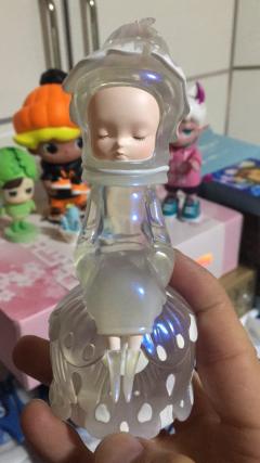 上海wf每天限量发售35体。早上6点多去排队,雨中等了三个小