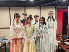 提笔九万字，落笔书一人。落花无言，书不尽意。

【类型】古风