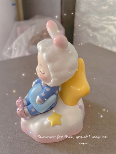 珠光的，耳朵带紫色偏光😈