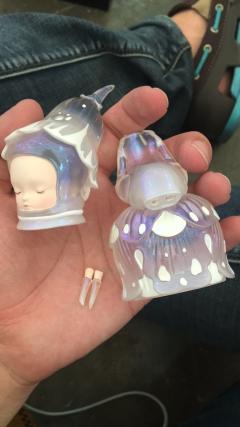 上海wf每天限量发售35体。早上6点多去排队,雨中等了三个小