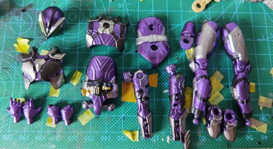 假面骑士灭，因为低端产品线的关系，做的细节较肉，原本尖锐的头角变成了可爱的猫耳，让原本严肃的灭爸变成了小猫咪
这款原本造型给人的感觉实在是太素了，但要是有补色能力的人把每个地方都重涂了效果观感会提升许