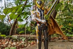 假面骑士雷剑shf是三剑士里涂装最多的shf了，在阳光下金色