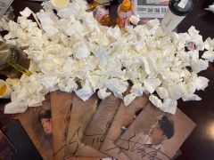 “爸爸虽然废了一条腿，但拼了命也会送你出去。”
“花花 不怕