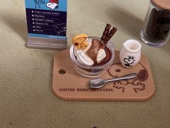 这套主要是一个冰激凌套餐,一个餐盘,一把勺子,一份冰激凌,一