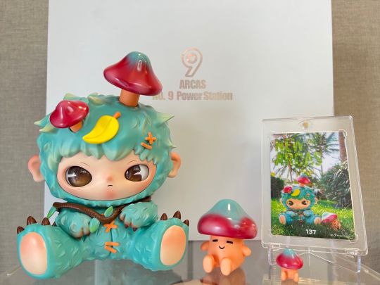 卡卡真的设计在了我的心巴上💕，小蘑菇🍄是磁的，最让我觉得特殊的是卡卡带有香味，并且每一个卡卡都是不同的香味哦，闻香识娃🤔️。（图二到图六都是卡卡粉丝群里大神们拍的）太好看了！！！图一是原相机无滤镜的，