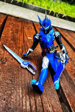 假面骑士Blades这款shf，原定价在300以上，但是现货