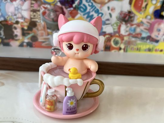 最近又火起来的憨乐生活，几经周折终于收到，太可爱了。改天来张与泡泡憨的合影