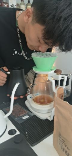 周末带着几支小庄园和老板约好了杯测，因为之前辰哥说4号地块的