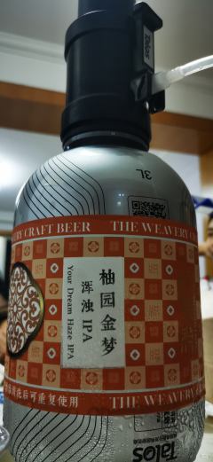 暗橙色浑浊酒液，奶白色泡沫细腻丰富持久挂
杯。
蜜柚，蜂蜜，