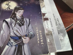 “雨纷纷,旧故里草木深
我听闻,你始终一个人
斑驳的院门