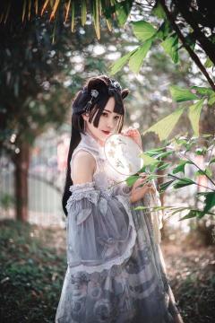 出镜：荻荻
微博：宋你一个七宽宽
穿上自己喜欢的衣服在镜头前