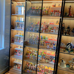 怎么收纳呢，当然是用一面墙的展示柜来收纳啊！！！！