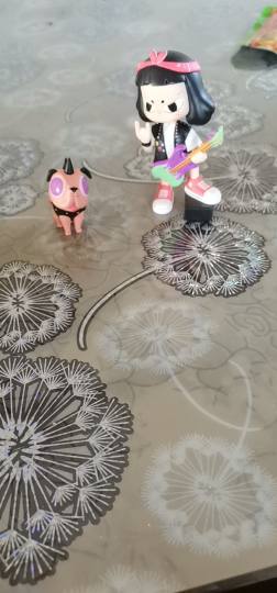 我是在朋友推荐下观望了下闪购，买的三个娃还给我发了顺丰，每个娃的价格很香，十几块钱的拉布布还要啥自行车，超级乐队也很香，封面款也很便宜实物很好看。闪购本来买的就超级便宜，而且是未拆盒未拆袋的，保真价格