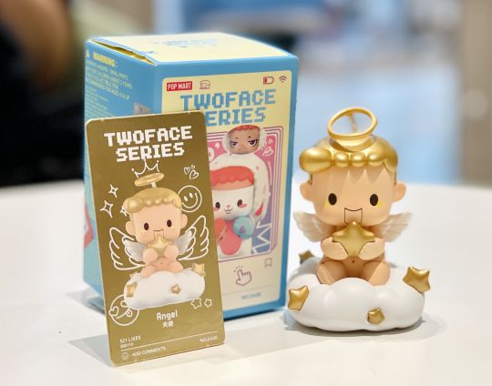 今天去店里闲逛，随便摇了新品，余光瞄到这个系列，心心念念的隐藏之前翻车过两次，不甘心呀
买了第一个挑了重的有凸点的是鸭子，本来准备走了
看见店员慢吞吞的补盒，才想起来要去看自己的补盒
太特别了 没有凸