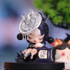 泡泡玛特十四周年无双镇~sp聆蝶图透
一位苗族少女轻倚在湖边