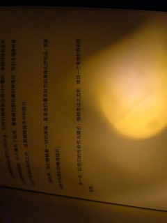 “生者往往藏匿于诡计的死角,为逝者祈念。待推理展开后,倒转命