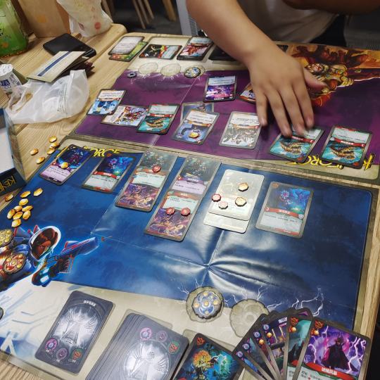 感谢a社以及 千岛app.赞助的奖品。通过这次试玩让更多的人了解到tcg卡牌游戏的魅力。熔钥秘境这款桌游说出来大有来头。是万智牌之父保证牌组多样性和黑森林神秘感得游戏，制作者加菲从万智牌早期的黑森林（