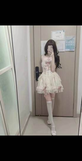 就算是没有裙撑也很好看，显得好修身啊！