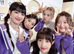 组合名
韩文:(여자)아이들→(油炸)爱一得,여자的意思是女