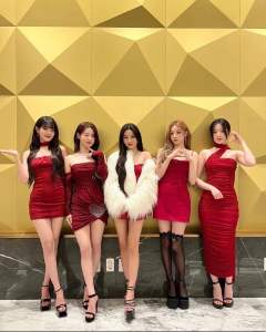 组合名
韩文:(여자)아이들→(油炸)爱一得,여자的意思是女