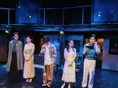 雷雨交加的一个晚上，一名记者拿着一幅画来到松本家的画廊，此时