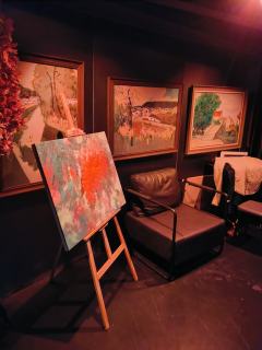 雷雨交加的一个晚上，一名记者拿着一幅画来到松本家的画廊，此时