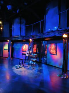 雷雨交加的一个晚上，一名记者拿着一幅画来到松本家的画廊，此时