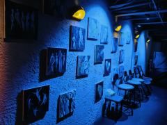 雷雨交加的一个晚上，一名记者拿着一幅画来到松本家的画廊，此时