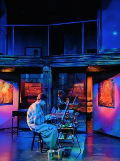 雷雨交加的一个晚上，一名记者拿着一幅画来到松本家的画廊，此时