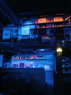 雷雨交加的一个晚上，一名记者拿着一幅画来到松本家的画廊，此时