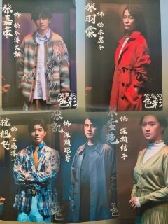 雷雨交加的一个晚上，一名记者拿着一幅画来到松本家的画廊，此时