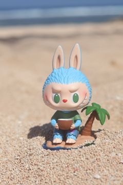 哇！Labubu！
棕榈树🌴下的拉布布儿捧着半颗椰子🥥，