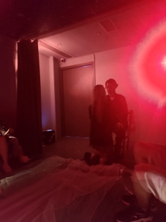 别看它,看我。
两个残缺的灵魂在此刻融为一体,定格我爱意的一