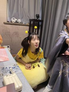 “寒蝉死去的第六年，你终于迟缓地爱上祂，隔着万水千山、隔着生