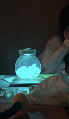 “寒蝉死去的第六年，你终于迟缓地爱上祂，隔着万水千山、隔着生