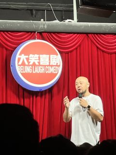 推荐理由:在大笑喜剧看脱口秀还送了场魔术表演,没见过的形式好