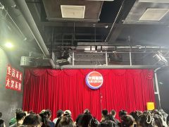 推荐理由:在大笑喜剧看脱口秀还送了场魔术表演,没见过的形式好