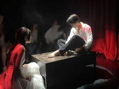 ——啊，长夜，在夜里闪耀的一定是光明吗？
——不一定，可能是