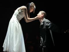 如今一切的暖,都是过往尚未消退的热,如一场成为绝症的普通伤寒