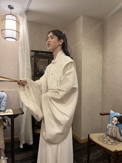 鬓发如云,梦断瑶台曲。
系我一生心,纵爱惜、负你千行泪。