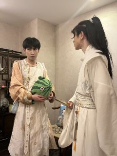 鬓发如云,梦断瑶台曲。
系我一生心,纵爱惜、负你千行泪。