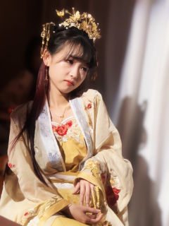 鬓发如云,梦断瑶台曲。
系我一生心,纵爱惜、负你千行泪。