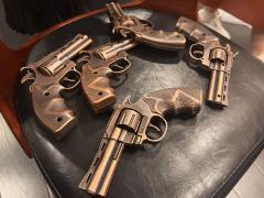 两具躯体，一个灵魂，
爱比死更冷，所以爱你，
是我送你的一场