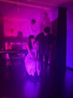 两具躯体，一个灵魂，
爱比死更冷，所以爱你，
是我送你的一场