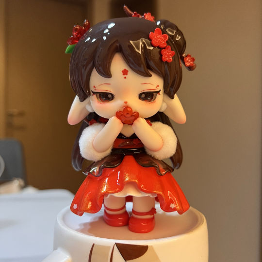 眼睛很有特点，裙子带珠光细闪，很漂亮的一只大娃