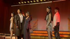 酒水畅喝的小剧场 俱乐部狂欢的氛围
如果你是e人 请大胆坐前