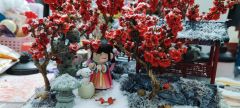 白日流云暖，梅花初雪晴。