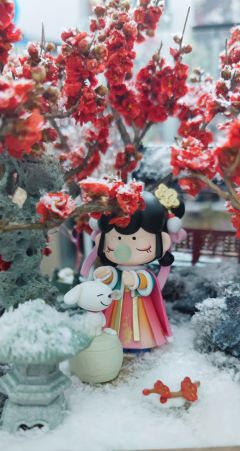 白日流云暖，梅花初雪晴。