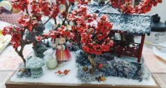 白日流云暖，梅花初雪晴。