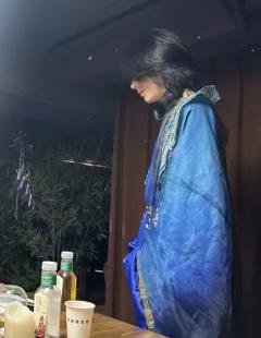 “神明休憩的间隙,我仰望高台上的垂帘,烛火将熄的夜晚,神探下